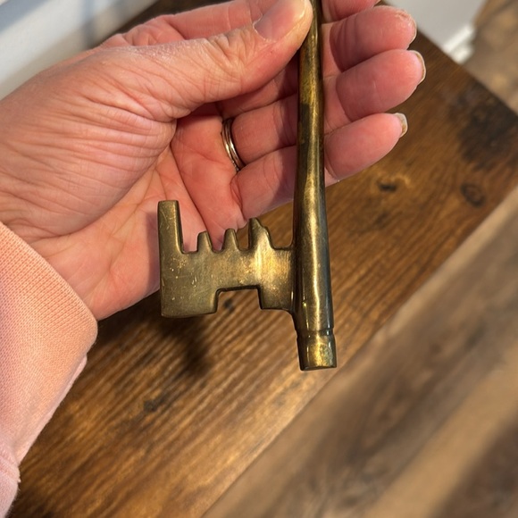 Vintage Mid Century Large Brass Skeleton Key Decor 9" - Picture 7 of 10